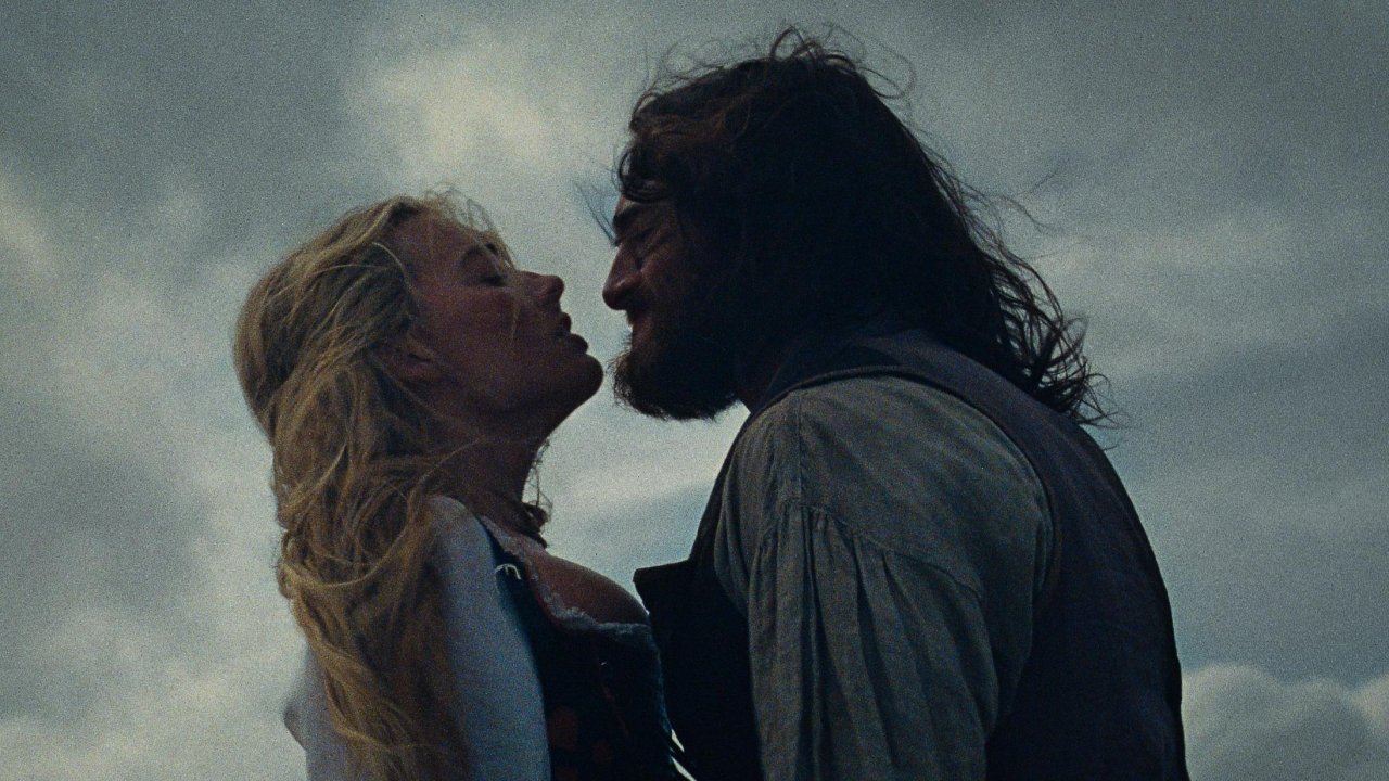 Margot Robbie e Jacob Elordi in un'appassionata scena