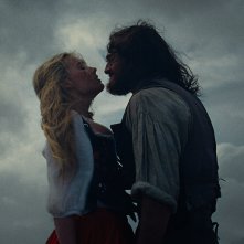 Cime tempestose: Margot Robbie, Jacob Elordie in una scena del film