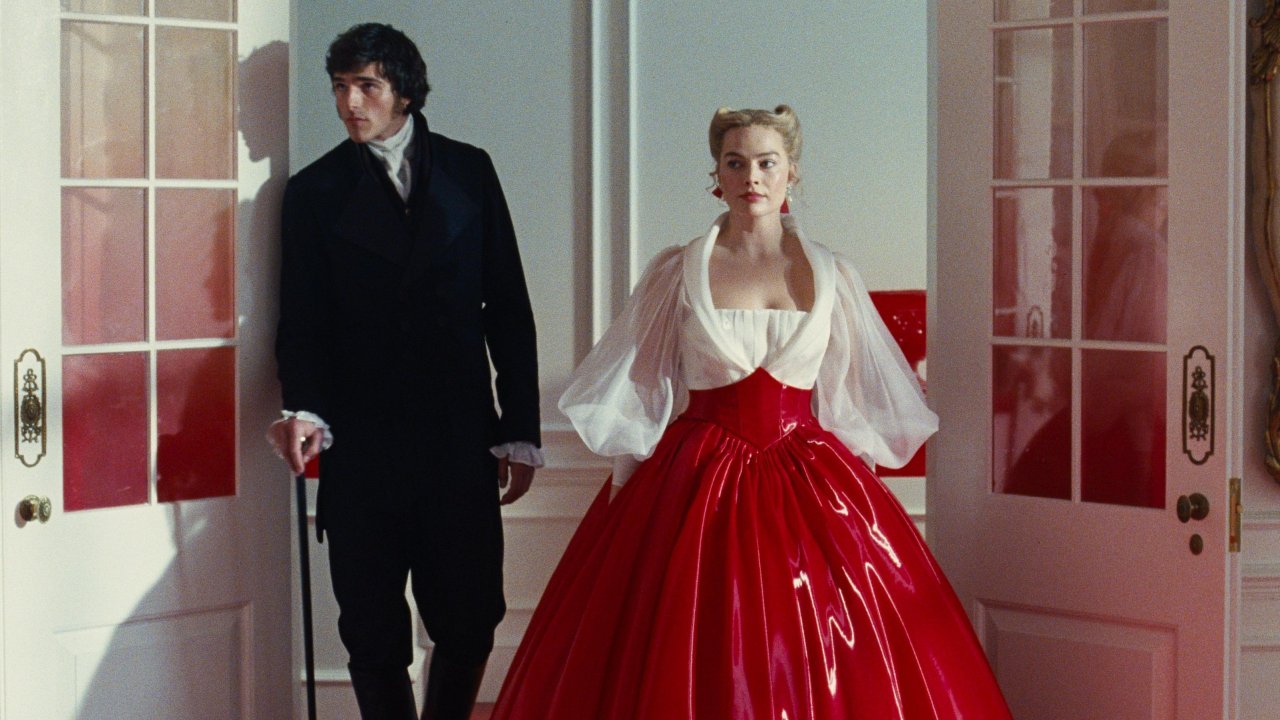 Jacob Elordi e Margot Robbie in una scena di Cime tempestose