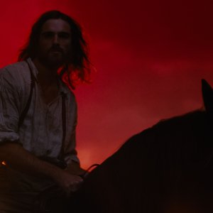 Cime tempestose: Jacob Elordie a cavallo in una foto