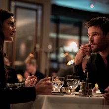 Crime 101 - La strada del crimine: Monica Barbaro e Chris Hemsworth in una foto