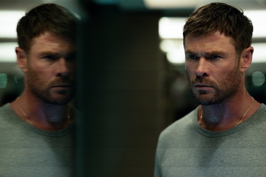 Crime 101, le prime reazioni al thriller con Chris Hemsworth: "Sembra uscito dagli anni ’90"