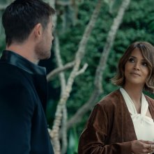 Crime 101 - La strada del crimine: Halle Berry e Chris Hemsworth in una scena