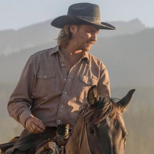Marshals: A Yellowstone Story, il protagonista Luke Grimes a cavallo