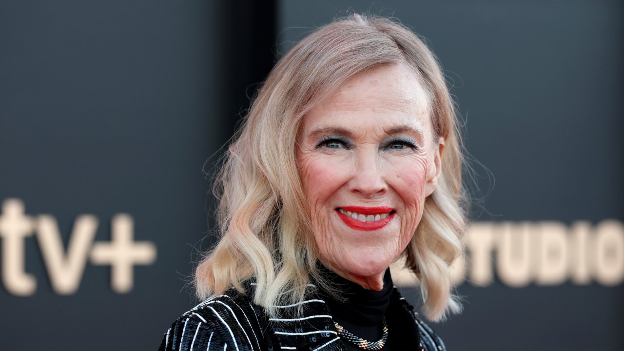 Catherine O'Hara scherzava sulla sua rara condizione genetica: "Sono un mostro, sì!"