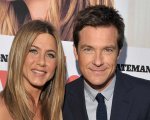 Jennifer Aniston elogia i capelli di Jason Bateman in un nuovo spot del suo brand: 'Invidiati da ogni uomo'