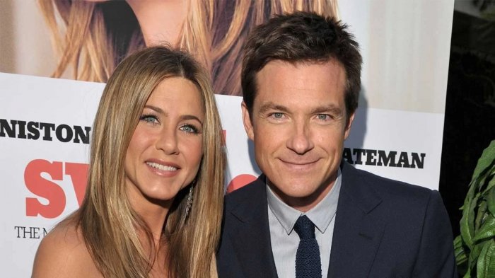 Jennifer Aniston elogia i capelli di Jason Bateman in un nuovo spot del suo brand: 'Invidiati da ogni uomo'