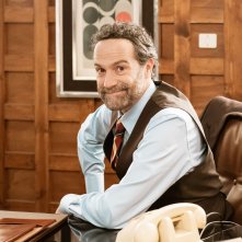 Fausto Maria Sciarappa sorride sul set di Cuori 3