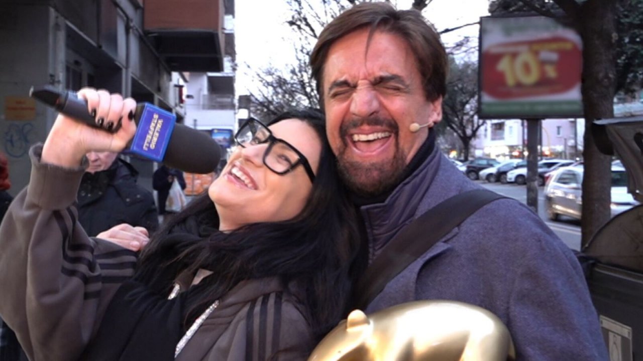 Striscia la Notizia stasera in tv su Canale 5: ospiti, servizi e Tapiro a Laura Pausini