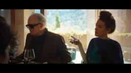 Rosebush Pruning - Trailer del film con Elle Fanning, Pamela Anderson e Callum Turner