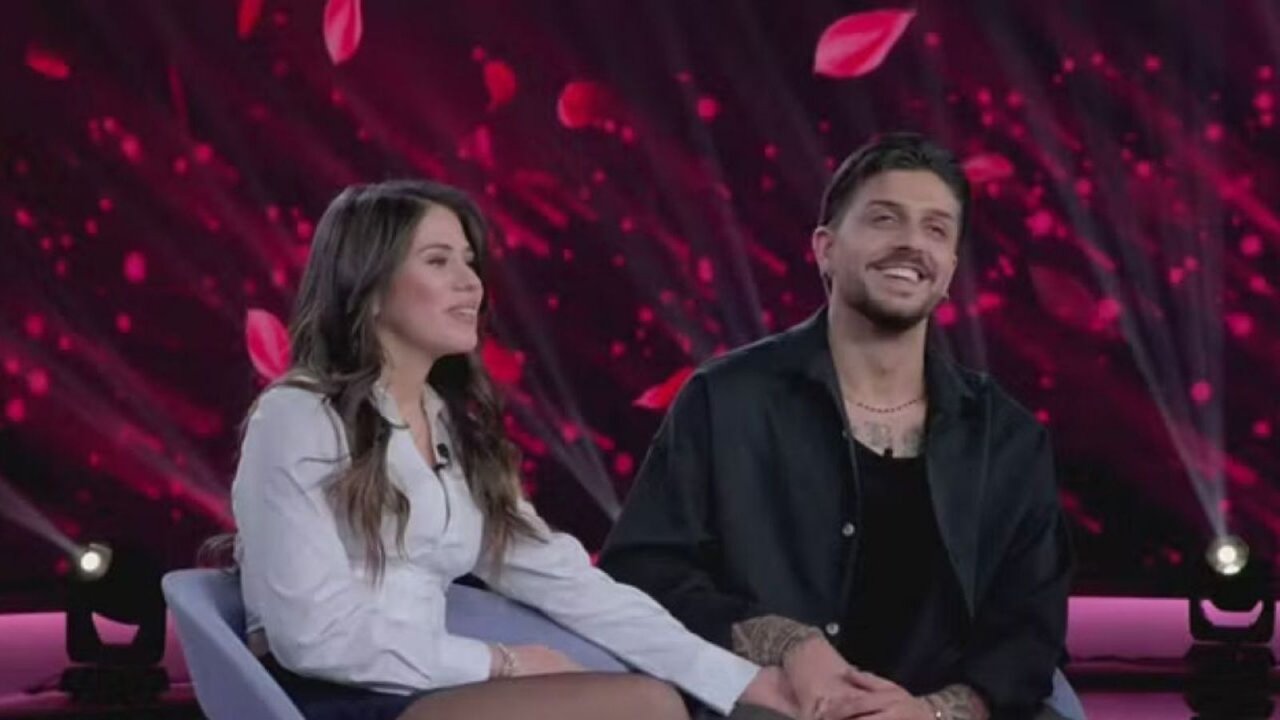 Uomini e Donne: Ernesto Passaro sorprende Cristina con l’anello di fidanzamento