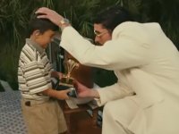 Bad Bunny al Super Bowl 2026: il bambino a cui ha dato il Grammy non è quello fermato dall'ICE