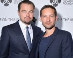 Leonardo DiCaprio e Tobey Maguire si scatenano al Super Bowl party: il video diventa virale