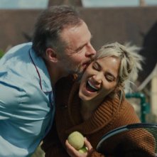 Only What We Carry: Simon Pegg e Sofia Boutella in un tenero momento