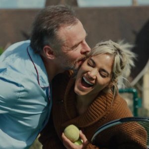 Only What We Carry: Simon Pegg e Sofia Boutella in un tenero momento