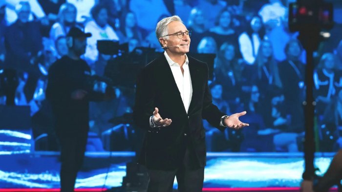 Paolo Bonolis bacia Giorgia sul palco di Taratata: Emanuel Lo risponde sui social