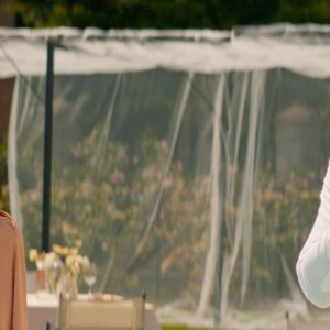 Amici comuni: Luca Vecchi e Francesca Inaudi in una scena