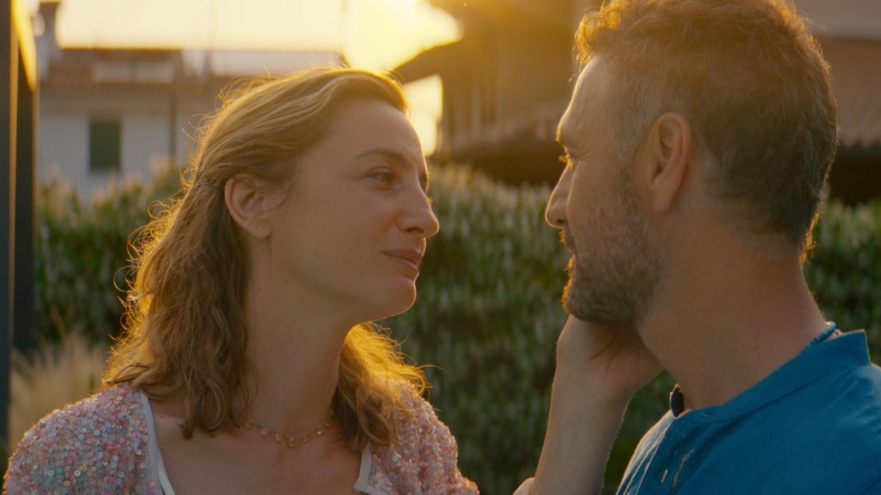 Francesca Inaudi accarezza Raoul Bova in una scena di Amici comuni