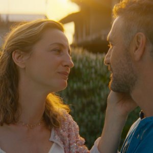 Amici comuni: Raoul Bova e Francesca Inaudi in un frame