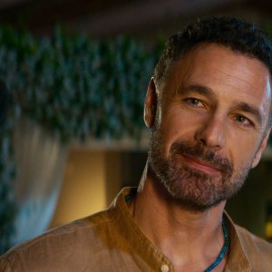 Amici comuni: Raoul Bova in un primo piano