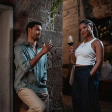 Tra amore e inganni: Halle Bailey, Regé-Jean Page in un'immagine