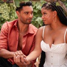 Tra amore e inganni: Halle Bailey, Regé-Jean Page in un frame
