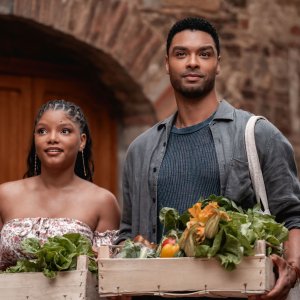 Tra amore e inganni: Halle Bailey, Regé-Jean Page in una scena