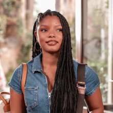 Tra amore e inganni: Halle Bailey in una foto
