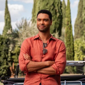 Tra amore e inganni: Regé-Jean Page in una foto