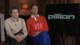 Pillion - Amore senza freni: intervista a Harry Melling e Alexander Skarsgård