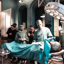 Matteo Martari con il regista Riccardo Donna sul set della terza stagione