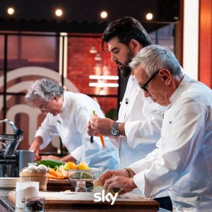 MasterChef Italia 15, i tre giudici all'opera in una foto della decima settimana