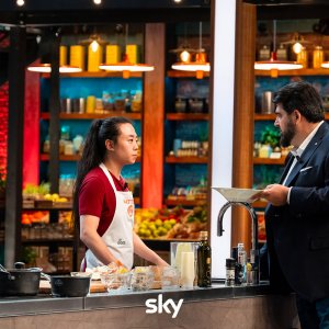 MasterChef Italia 15, Antonino Cannavacciuolo con Matteo Lee in una foto della decima settimana