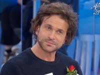 Uomini e Donne: Alessio confessa rapporti intimi con Rosanna e Debora, caos in studio