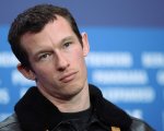 James Bond, Callum Turner sarà il nuovo 007? L'attore messo alle strette dai giornalisti