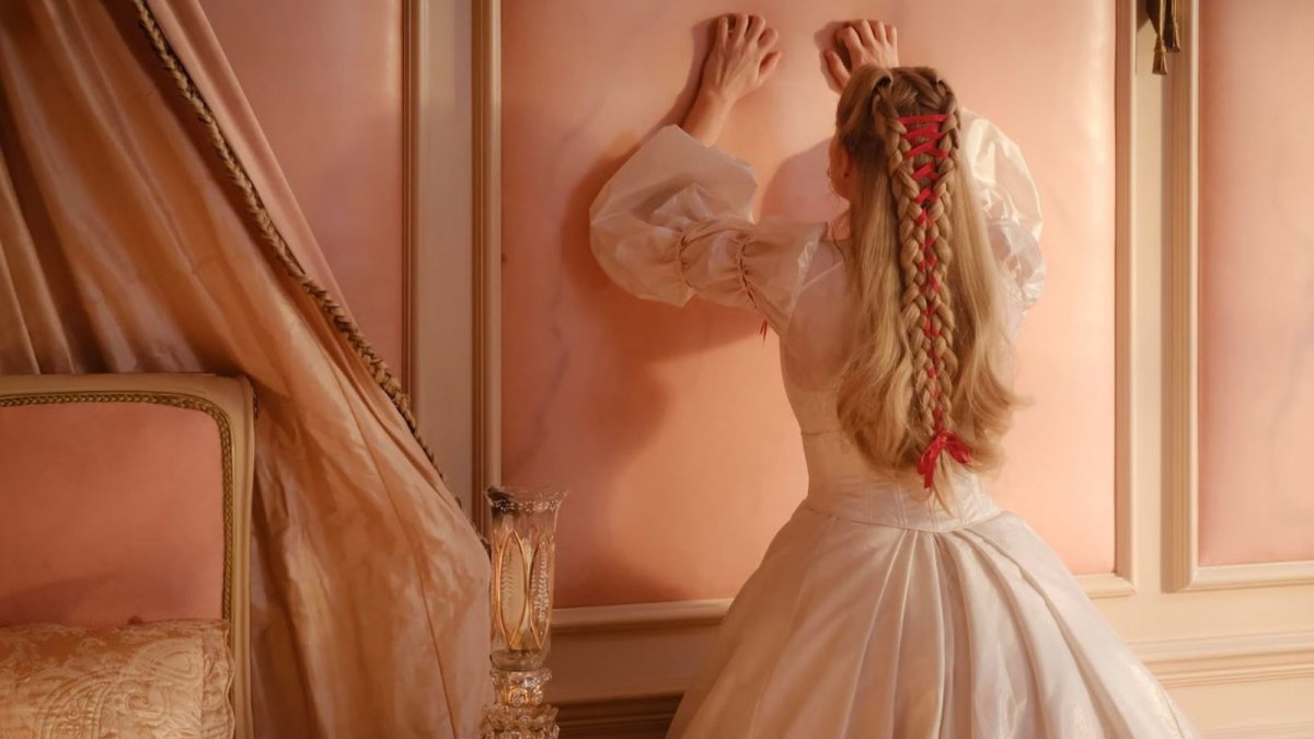 Cime tempestose, la pelle di Margot Robbie "usata" come carta da parati: "Volevamo l Cime tempestose, la pelle di Margot Robbie "usata" come carta da parati: "Volevamo l