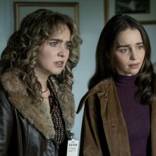 Ponies. Emilia Clarke e Haley Lu Richardson in una scena della serie