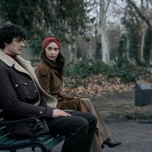 Ponies. Emilia Clarke in una scena della serie