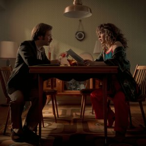 Ponies. Haley Lu Richardson in una scena della serie