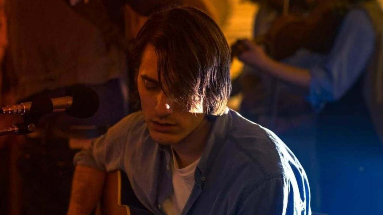 Luca Marinelli in un momento canoro del film