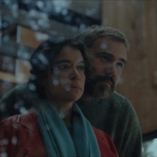 Keeper - L'eletta - Tatiana Maslany e Rossif Sutherland in un momento romantico