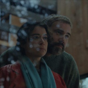 Keeper - L'eletta - Tatiana Maslany e Rossif Sutherland in un momento romantico