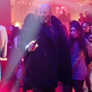 Missione Shelter: Jason Statham con Bodhi Rae Breathnach mentre sono in fuga