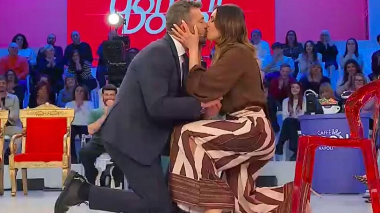 Uomini e Donne: Roberto chiede ad Agnese di sposarlo, Simone abbandona lo studio