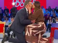 Uomini e Donne: Roberto chiede ad Agnese di sposarlo, Simone abbandona lo studio