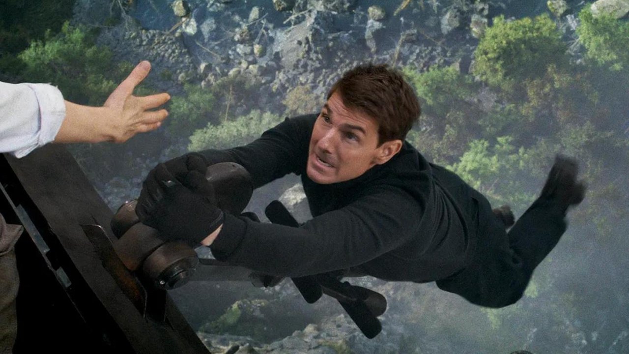 Tom Cruise durante un'acrobazia spettacolare in Mission: Impossible - Final Reckoning