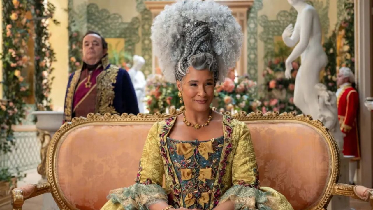 Golda Rosheuvel interpreta la Regina Carlotta dalla prima stagione di Bridgerton
