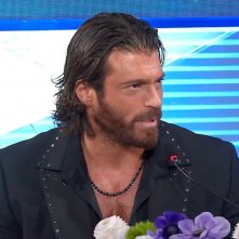 Can Yaman alla conferenza stampa di Sanremo 2026 prima del debutto