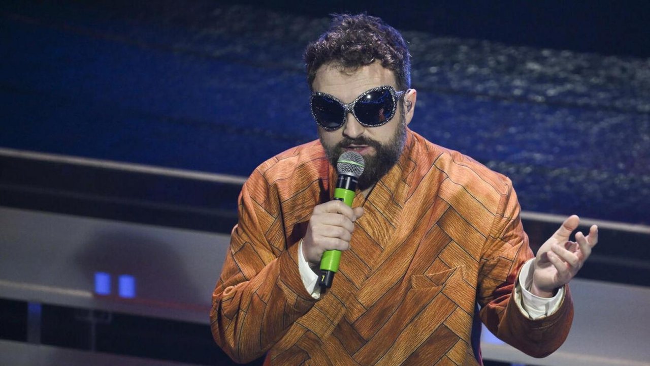 Dargen D'Amico durante l'esibizione di Sanremo 2026