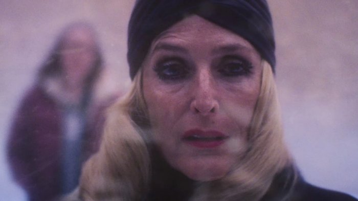 Gillian Anderson star del nuovo 'meta slasher' Teenage Sex and Death at Camp Miasma, ecco il trailer